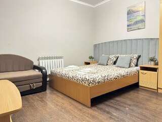 Гостиница Дивный Дивноморское Семейный стандарт 2+2 (без окна) с двуспальной кроватью и диваном-1