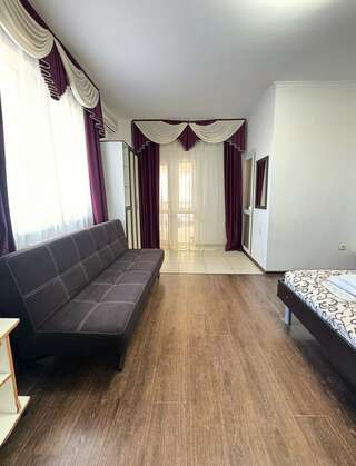 Гостиница Дивный Дивноморское Семейный улучшенный 2+2 с диваном (без вида из окна)-4