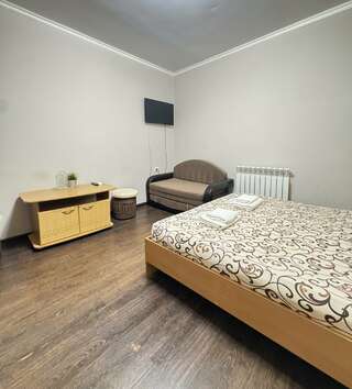 Гостиница Дивный Дивноморское Семейный стандарт 2+2 (без окна) с двуспальной кроватью и диваном-5