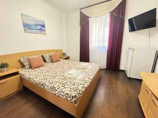 Гостиница Дивный Дивноморское Двухместный номер стандарт с двуспальной кроватью, без вида из окна-1