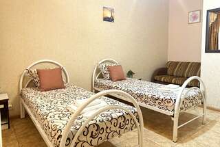 Гостиница Дивный Дивноморское Семейный стандарт 2+2 (без окна) с раздельными кроватями и диваном (1 этаж)-1