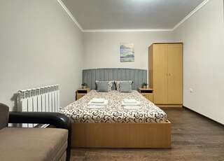 Гостиница Дивный Дивноморское Семейный стандарт 2+2 (без окна) с двуспальной кроватью и диваном-3