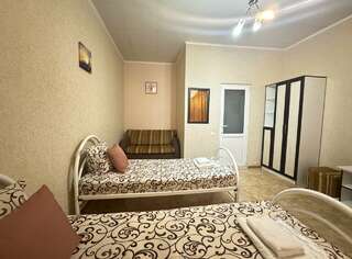 Гостиница Дивный Дивноморское Семейный стандарт 2+2 (без окна) с раздельными кроватями и диваном (1 этаж)-4