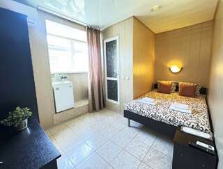 Гостиница Дивный Дивноморское Двухместный бюджетный номер с двуспальной кроватью (4 этаж)-1