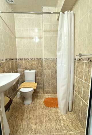 Гостиница Дивный Дивноморское Семейный стандарт 2+2 (без окна) с двуспальной кроватью и диваном-6