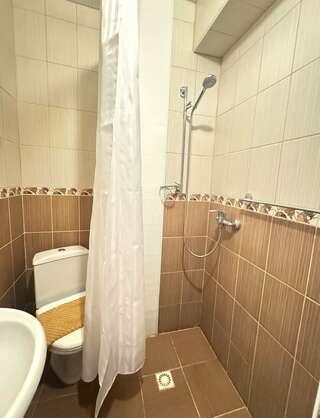 Гостиница Дивный Дивноморское Трехместный стандарт с раздельными кроватями (без окна)-6