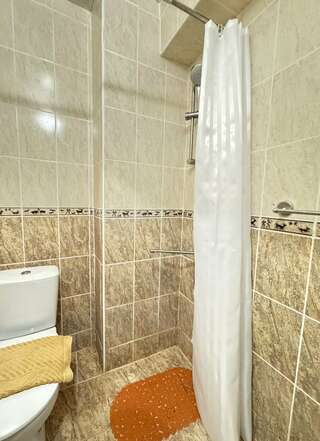 Гостиница Дивный Дивноморское Семейный стандарт 2+2 (без окна) с двуспальной кроватью и диваном-7