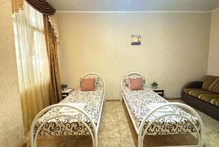 Гостиница Дивный Дивноморское Семейный стандарт 2+2 (без окна) с раздельными кроватями и диваном (1 этаж)-2