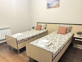 Гостиница Дивный Дивноморское Трехместный стандарт с раздельными кроватями (без окна)-1