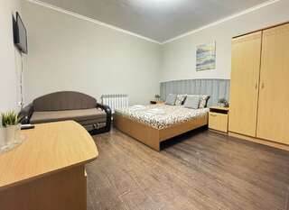 Гостиница Дивный Дивноморское Семейный стандарт 2+2 (без окна) с двуспальной кроватью и диваном-2