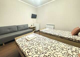 Гостиница Дивный Дивноморское Семейный стандарт 2+2 (без окна) с раздельными кроватями и диваном-5