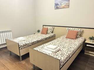 Гостиница Дивный Дивноморское Семейный стандарт 2+2 (без окна) с раздельными кроватями и диваном-2