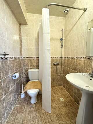 Гостиница Дивный Дивноморское Семейный улучшенный 2+2 с диваном (без вида из окна)-7