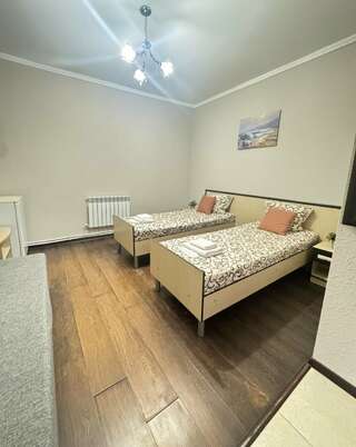 Гостиница Дивный Дивноморское Семейный стандарт 2+2 (без окна) с раздельными кроватями и диваном-1