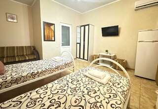 Гостиница Дивный Дивноморское Семейный стандарт 2+2 (без окна) с раздельными кроватями и диваном (1 этаж)-5