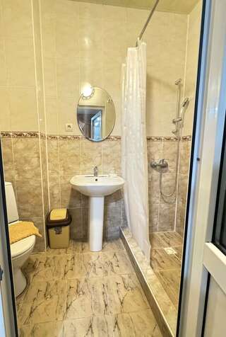 Гостиница Дивный Дивноморское Семейный стандарт 2+2 (без окна) с раздельными кроватями и диваном (1 этаж)-6